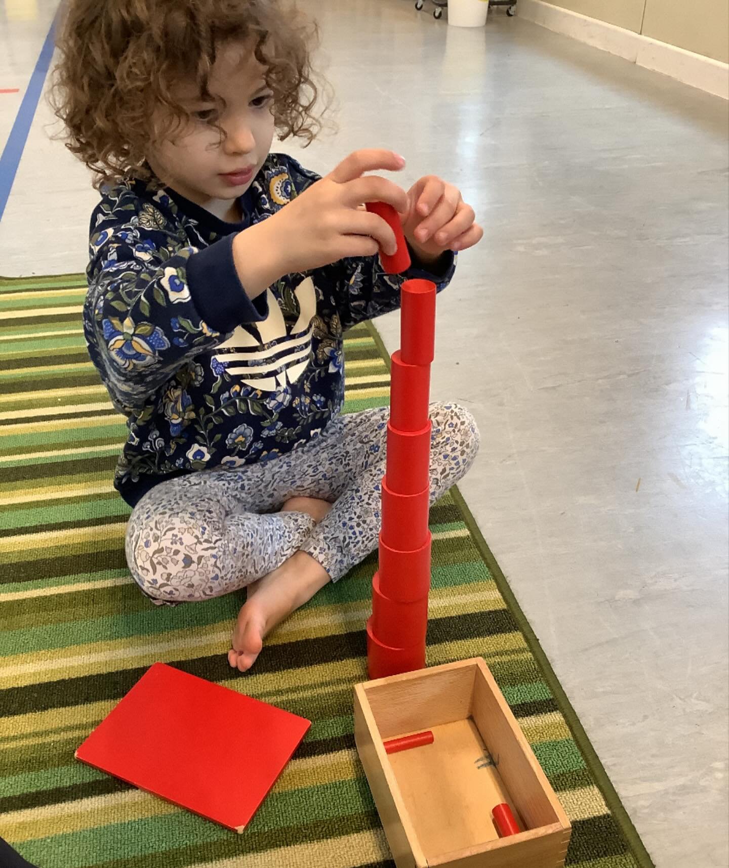 Building towers takes careful concentration and a steady hand.
.
#earlyyears #mums #harpenden #harpendenlife #harpendenbusiness #weareharpenden #stalbans #outoflondon #pedagogy #neuroscience #threeangers #toddlerslife #toddlermumlife #finemotorskills