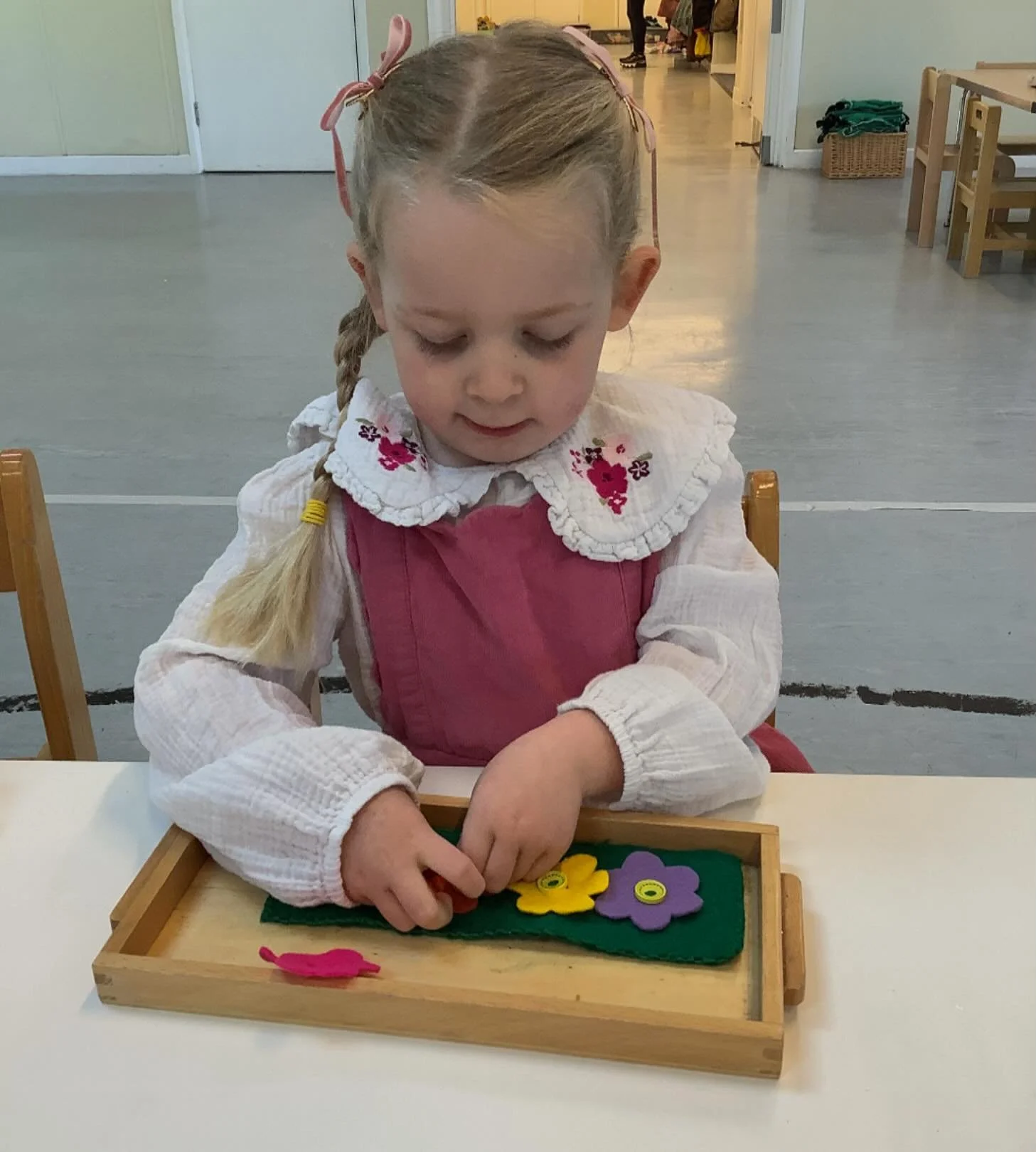 Practical independence activities helping to teach the children how to dress themselves.
.
#earlyyears #mums #harpenden #harpendenlife #harpendenbusiness #weareharpenden #stalbans #outoflondon #pedagogy #neuroscience #threeangers #toddlerslife #toddl