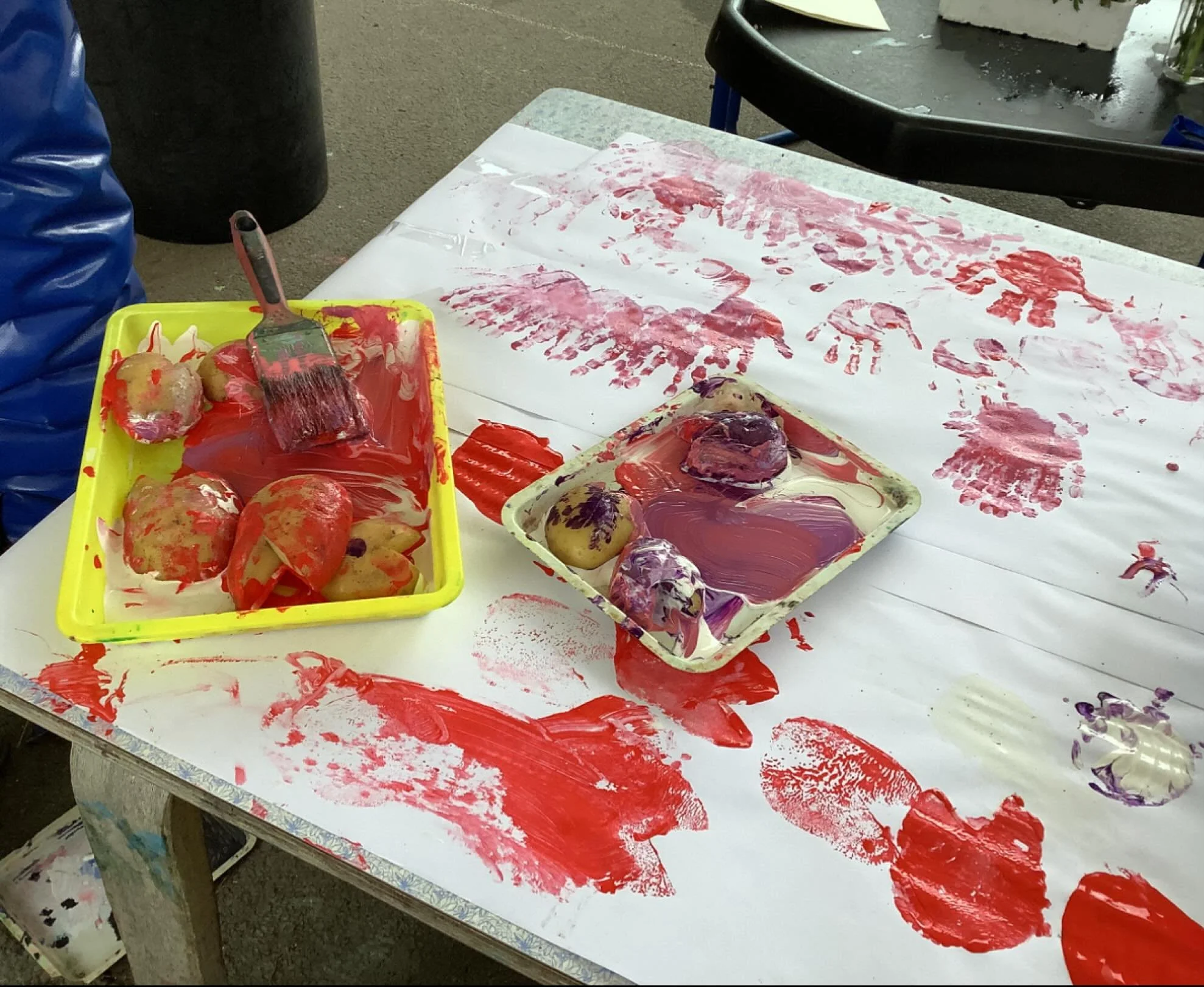 Sensory painting.
.
#earlyyears #mums #harpenden #harpendenlife #harpendenbusiness #weareharpenden #stalbans #outoflondon #pedagogy #neuroscience #threeangers #toddlerslife #toddlermumlife #finemotorskills #montessori #nursery #kindergarten #parents 