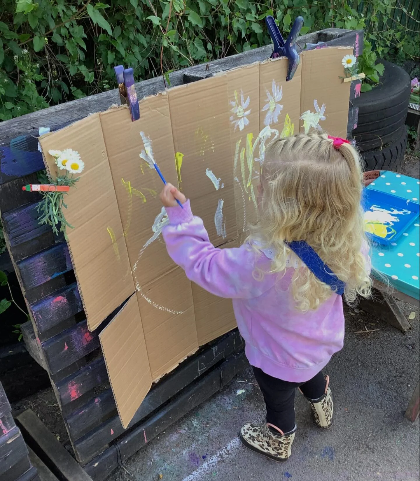 Painting flowers!
.
#earlyyears #mums #harpenden #harpendenlife #harpendenbusiness #weareharpenden #stalbans #outoflondon #pedagogy #neuroscience #threeangers #toddlerslife #toddlermumlife #finemotorskills #montessori #nursery #kindergarten #parents 
