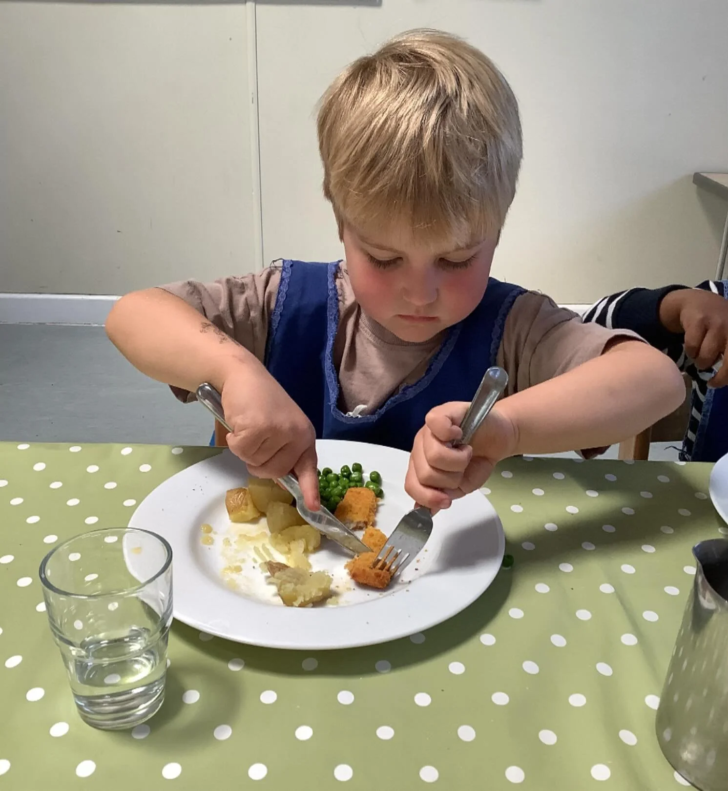 Mealtimes encourages independence and fine motor skills in all ages of nursery children by use of age appropriate cutlery.
.

#earlyyears #mums #harpenden #harpendenlife #harpendenbusiness #weareharpenden #stalbans #outoflondon #pedagogy #neuroscienc