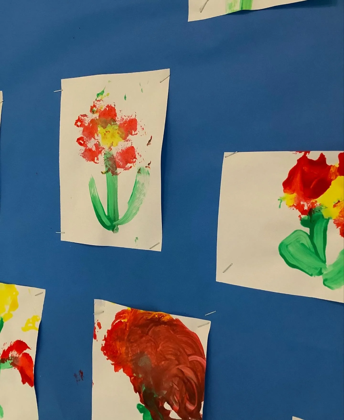 Adding lots of colour to the classroom with our paintings.
.
#earlyyears #mums #harpenden #harpendenlife #harpendenbusiness #weareharpenden #stalbans #outoflondon #pedagogy #neuroscience #threeangers #toddlerslife #toddlermumlife #finemotorskills #mo