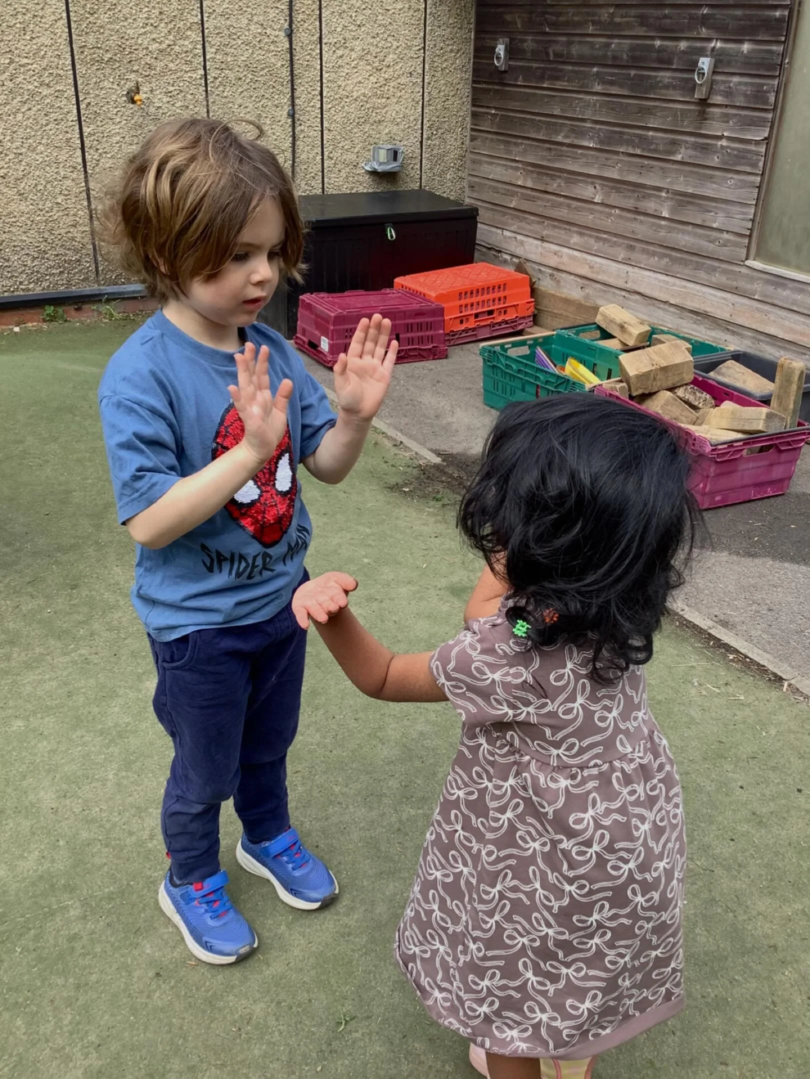 Clapping games encourage coordination and memory whilst taking part in a fun social emotional activity.
.
#earlyyears #mums #harpenden #harpendenlife #harpendenbusiness #weareharpenden #stalbans #outoflondon #pedagogy #neuroscience #threeangers #todd