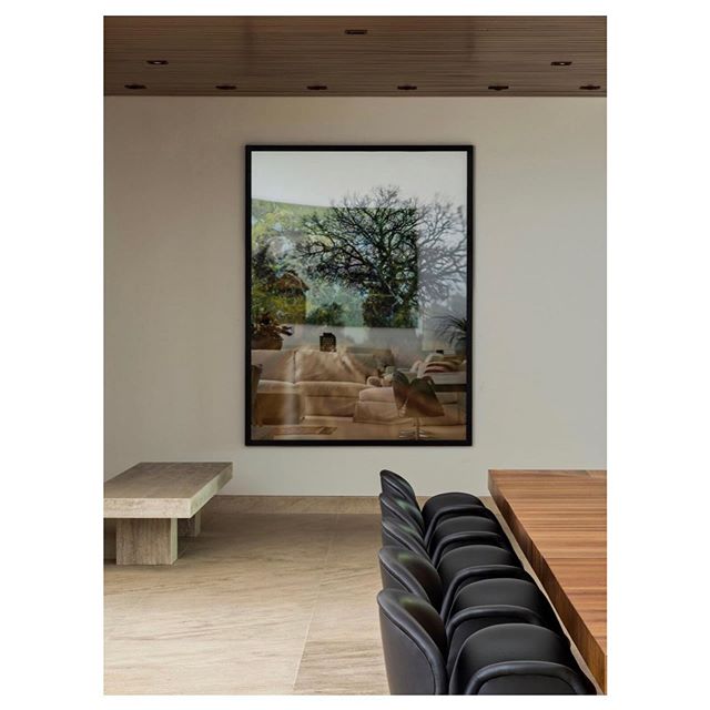 Detalhe da sala de jantar com trabalho de @romulofialdini na casa de Itu. Foto: Alain Brugier