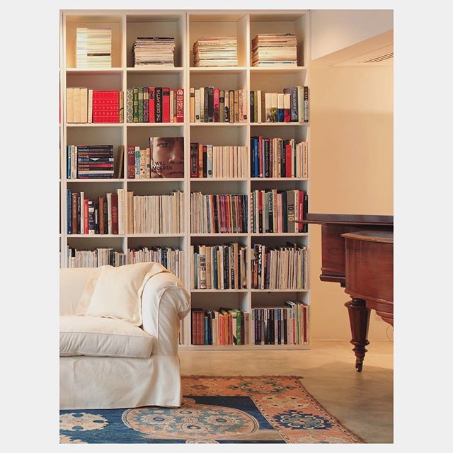 Detalhes que fazem toda a diferença, da iluminação ao conforto do sofá e música de fundo. Apartamento Haddock Lobo | CVA Arquitetura
