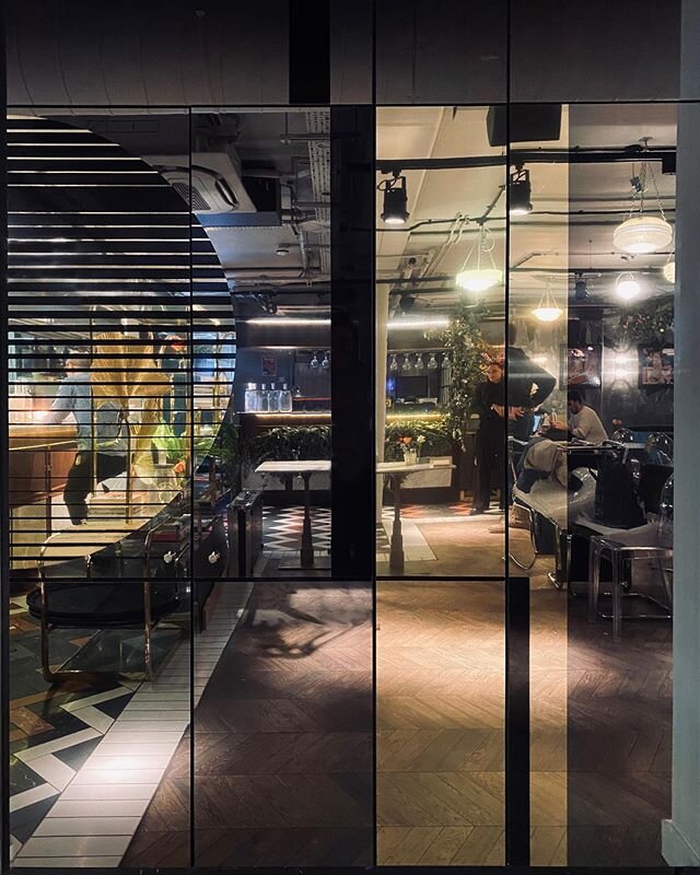 My new Installation at the fabulous @daisygreencollection soho restaurant&rsquo;Scarlet Green&rsquo;  Huge Thank-you&rsquo;s to @prue_freeman and Tom for the amazing opportunity 🖤&hearts;️🖤 #sitespecificinstallation #abstraction #mirrors @3ac_lewis