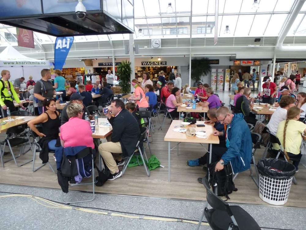 Etter målgang er det gratis servering av mat og drikke i Knarvik Senter.