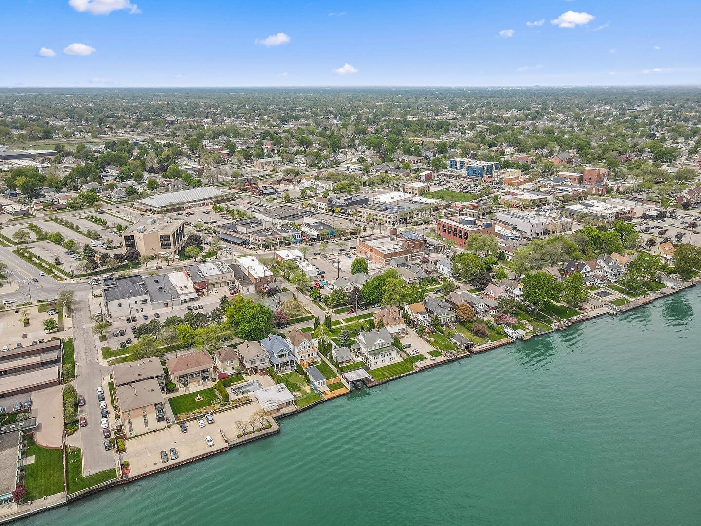 📍 Downtown Wyandotte

📲 Text me for drone photography 248-891-6723

#wyandotte #downtown #dronephotography #aerialphotography #detroitriver #listingphotography #detroitrealestate