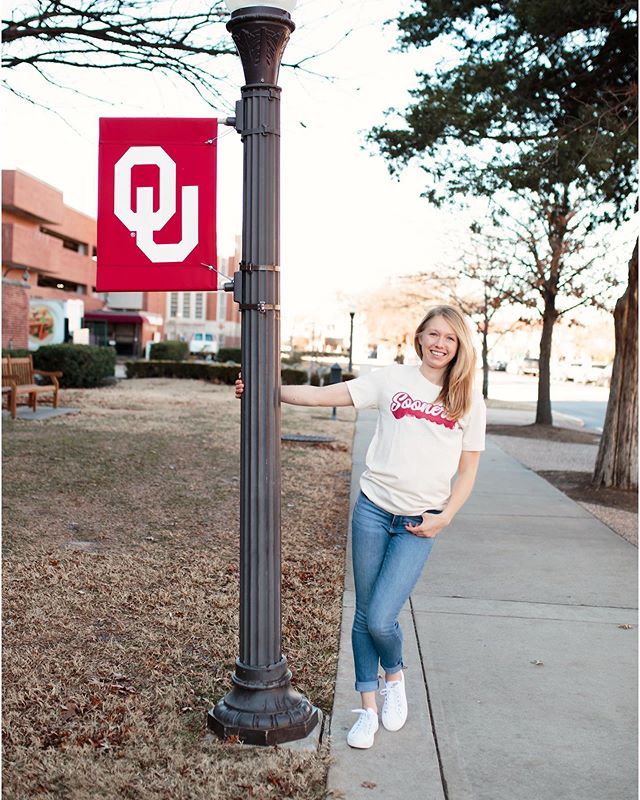 My fist time to visit the OU campus and it was beautiful...wind and all!  Congrats @mo.nicole.long!! Can&rsquo;t wait to see where and what you do💛
.
.
.
.
#universityofoklahoma #oklahomaseniorphotographer #oklahomaphotographer #seniorphotography