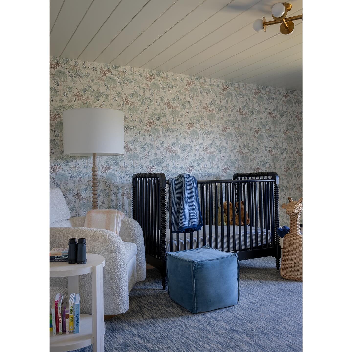 A sweet Into the Wild inspired nursery that can easily grow with this sweet little boy. 

Interiors: @behomeinteriors 
Photography: @michaeljleephotography