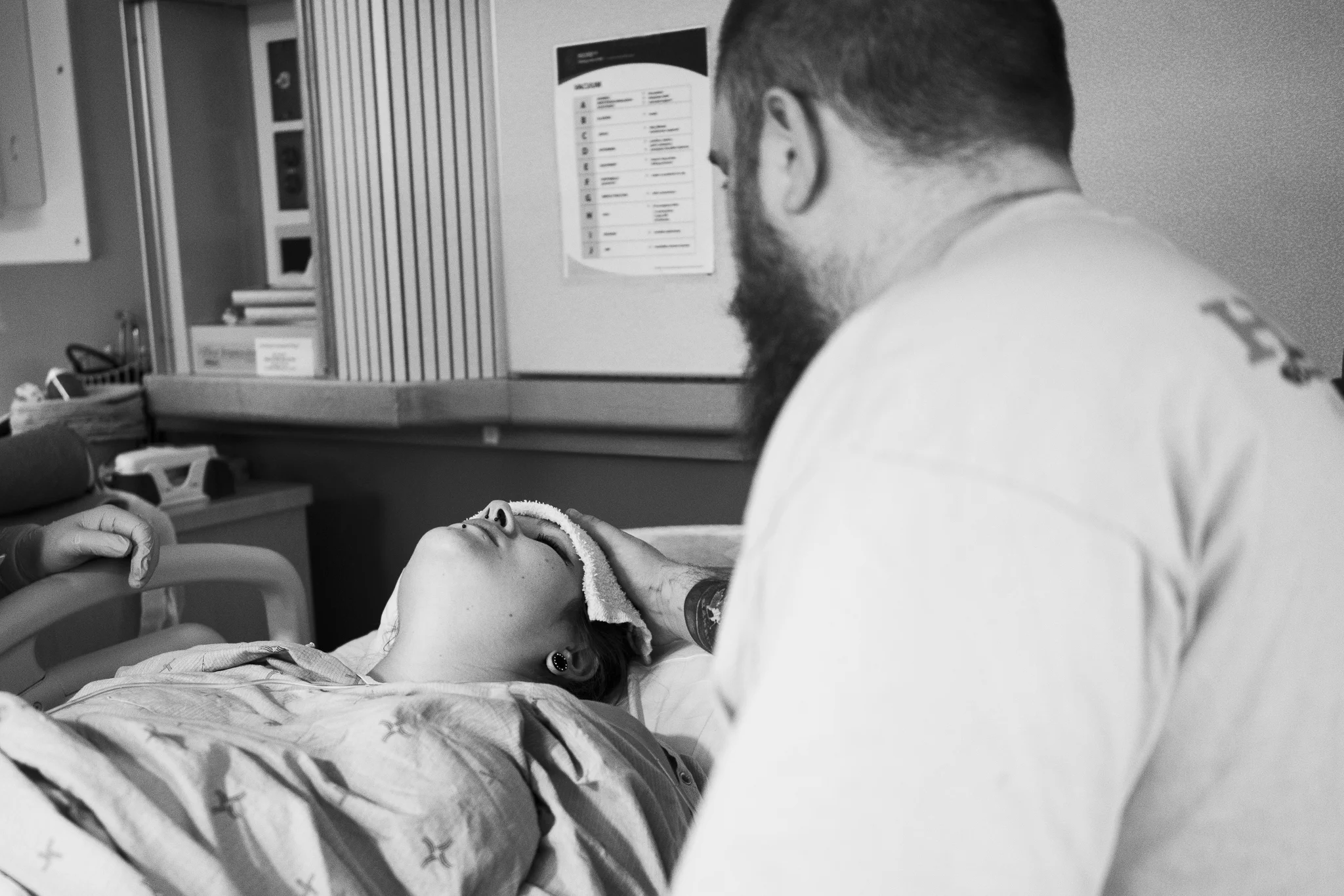 Only short moments of rest between contractions.