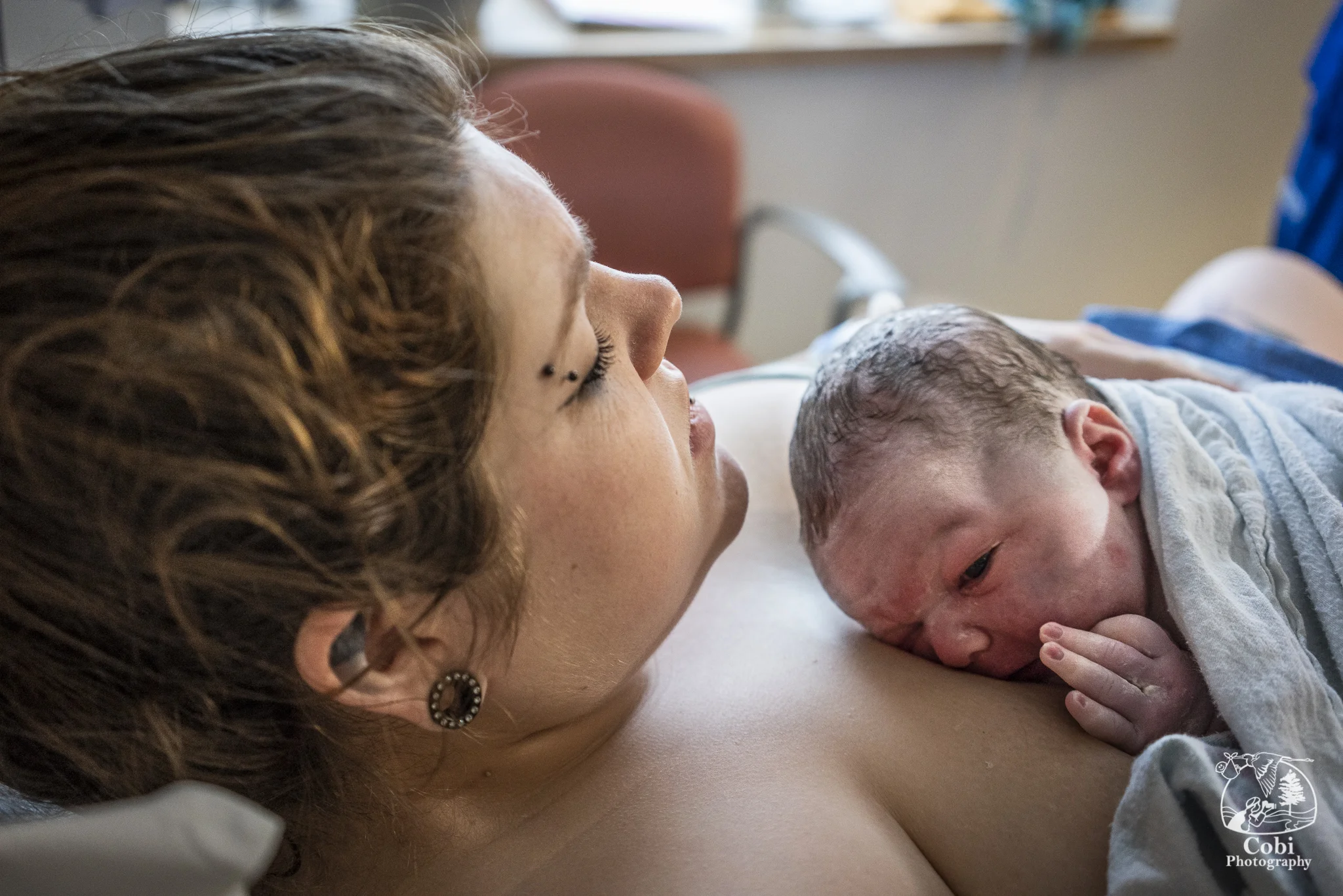 Mom and babe rockin’ the skin-on-skin.