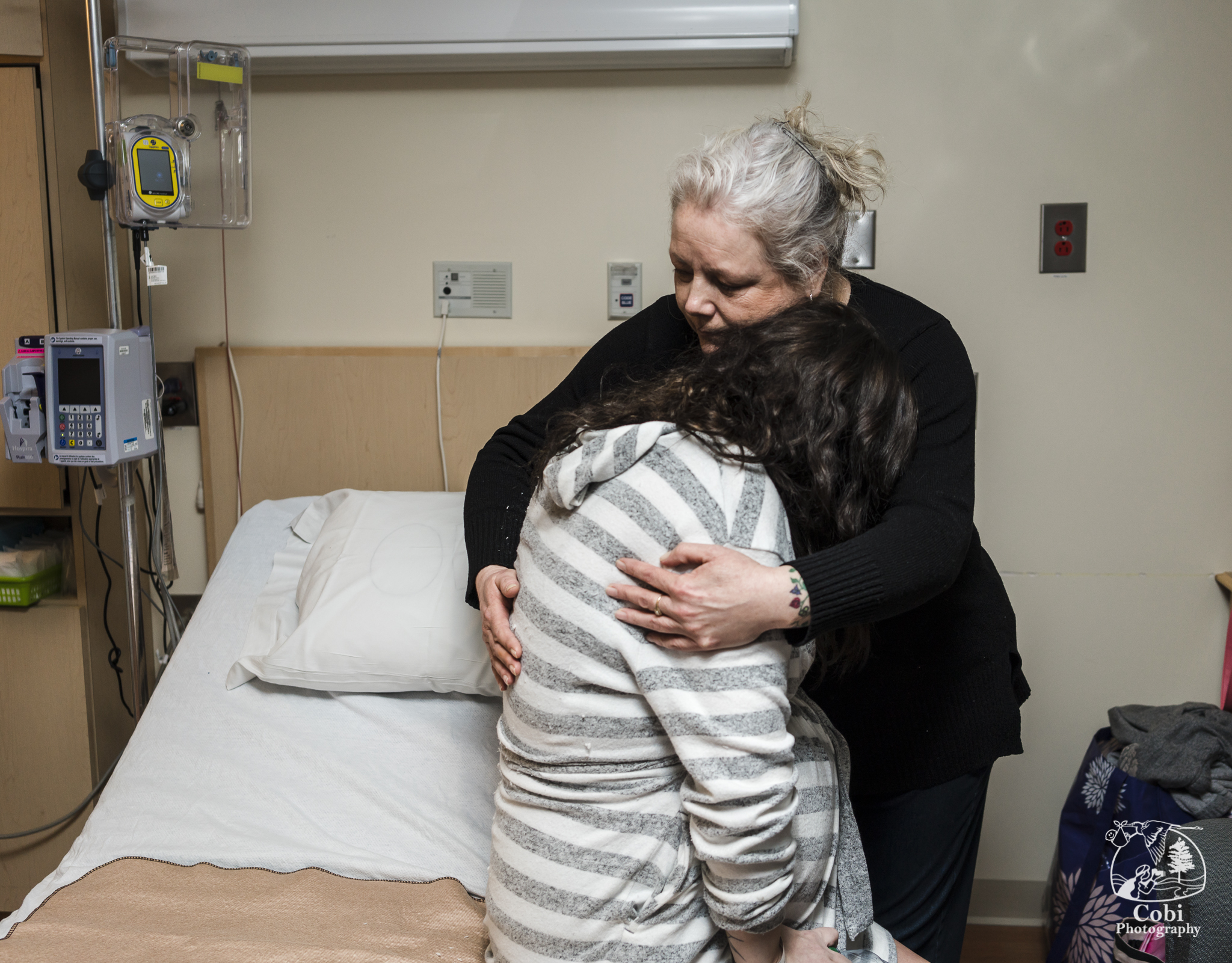 Shannon’s mother, Crystal, helping her through another contraction at the Orillia Soldiers’ Memorial Hospital.
