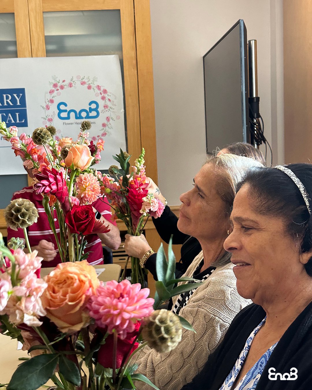 [EnoB NY Flowers for Healing | 2025.09.30 @ Calvary Hospital with Alice Kil]

On September 30, EnoB held a Flowers for Healing class at Calvary Hospital in the Bronx.

Together with florist Alice Kil, participants found comfort and calm as they selec