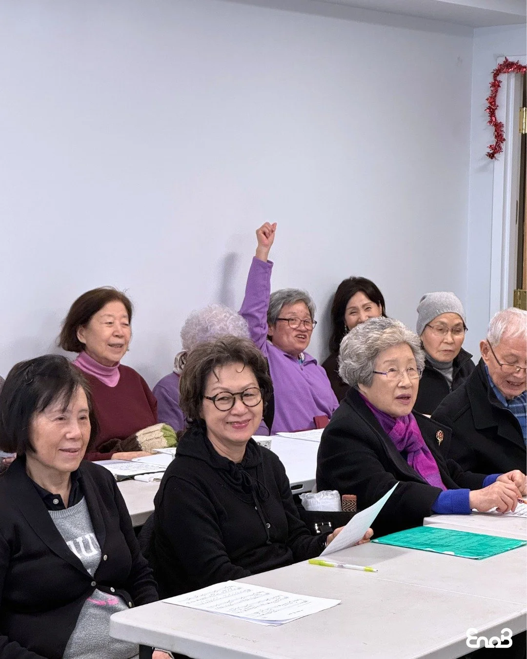 [EnoB X KCS Collaborative Program] Chorus Class for Seniors at KCS Flushing, Corona, and Manhattan]

매주 월요일, 화요일, 수요일 KCS 플러싱 &middot; KCS 코로나 &middot; 그리고 KCS 맨해튼에서 이노비 시니어 합창 교실이 활발히 이어지고 있습니다. 이번 주에는 KCS 맨해튼에서의 따뜻한 수업 현장을 전합니다. 봄이 성큼 다가온 포근한 날씨 속에