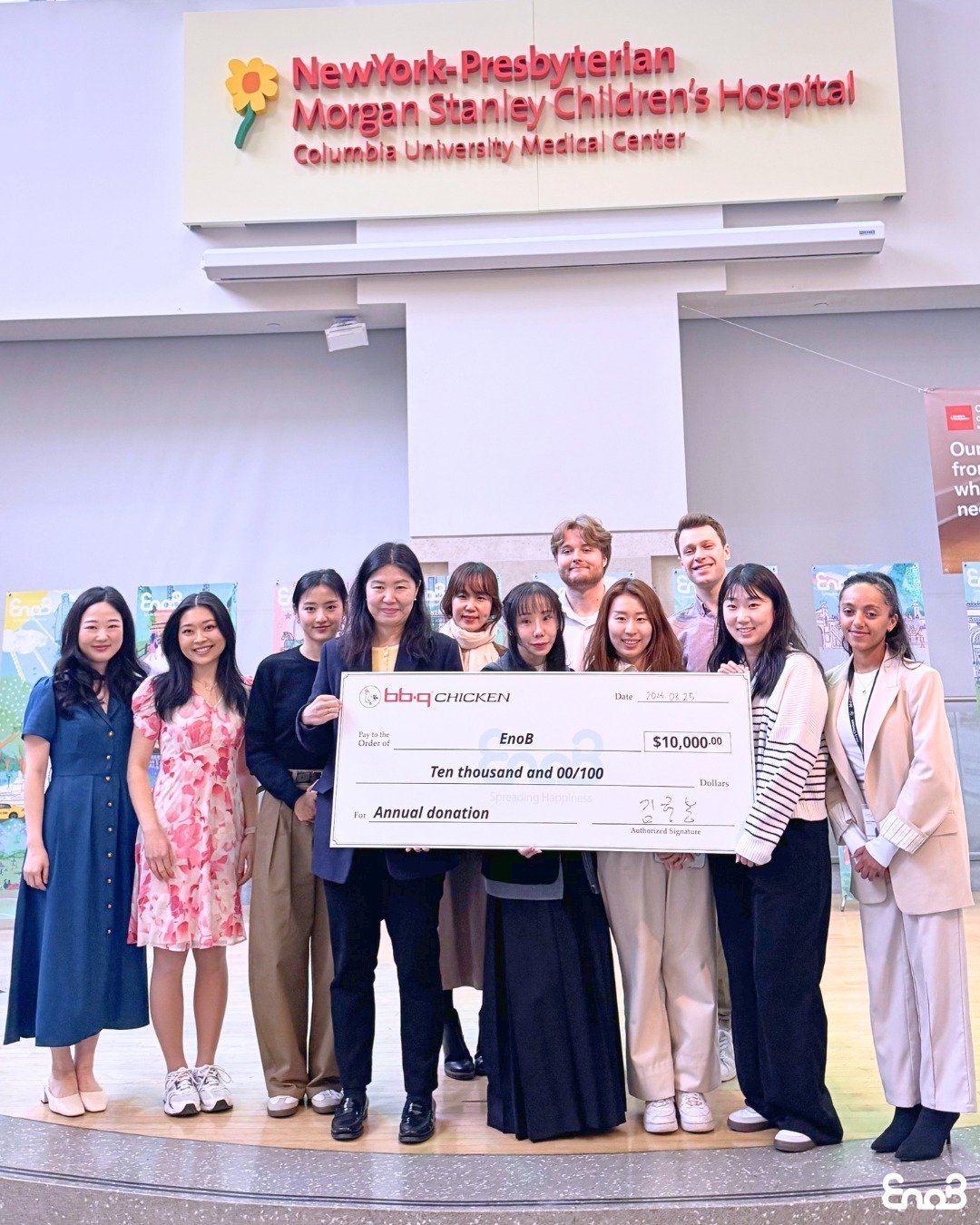 [EnoB NY 후원소식 - bb&middot;q Chicken X EnoB]

3월 25일, 비비큐 치킨(bb.q chicken)이 뉴욕 맨해튼의 컬럼비아 대학 어린이병원 (NewYork-Presbyterian Morgan Stanley Children&rsquo;s Hospital)에서 이노비 아웃리치 프로그램을 위한 후원금 1만 달러와 치킨을 포함한 50인분의 식사를 전달했습니다. 이날 전달식에는 비비큐 USA의 케이 윤 상무님과 마케팅팀