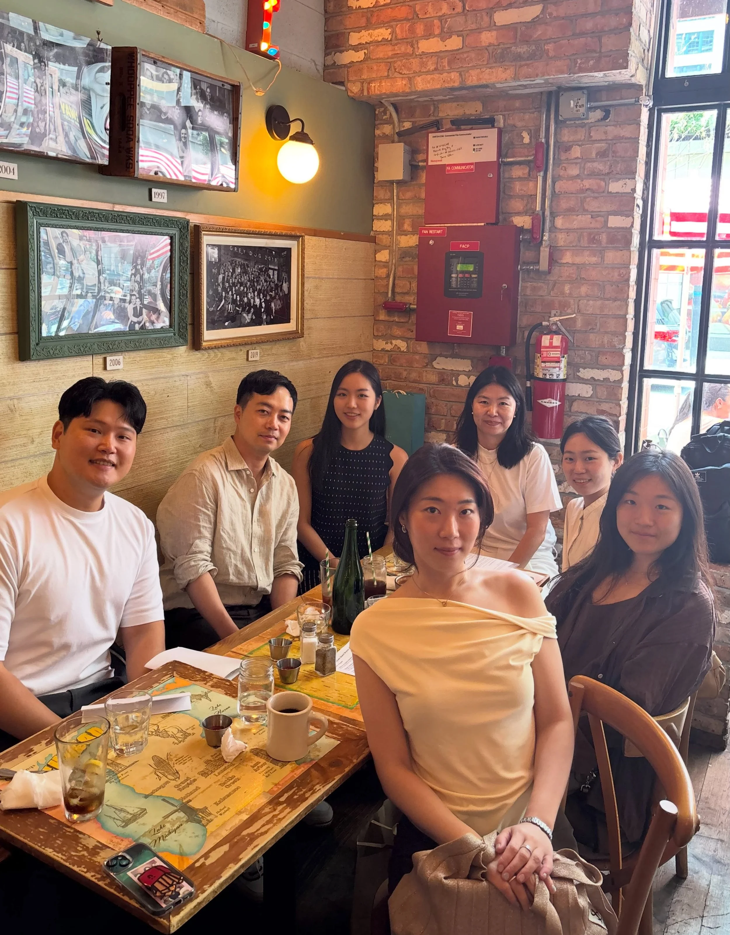 [EnoB NY Associate Board Brunch Meeting]

이노비는 2026년 7월 25일 맨해튼에서 어소시에이트 보드 브런치 모임을 진행했습니다. 이번 모임에는 어소시에이트 보드 멤버 다섯분 (김기영,김병훈, 김효중, 김연오, 박채연), 이노비 김재연 대표와 노아현 코디네이터가 참석해 신규 멤버 환영회 및 상호 소개 시간을 가졌습니다. 참석자들은 이노비의 상반기 성과를 돌아보고, 20주년 베네핏 나잇 (Benefit Night