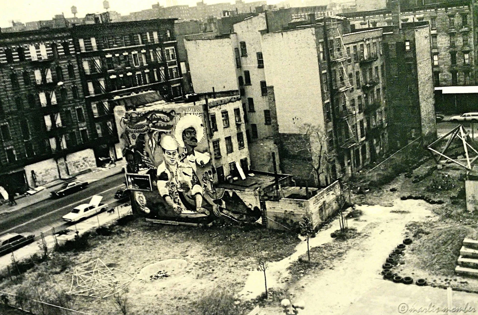 La Plaza Cultural, circa 1980, when Freddy Hernandez’s 1977 La Plaza Cultural Mural overlooked the community garden. Due to wall leaks, the mural was tarred over, replaced in 1985 by La Lucha’s collective mural. Photo © Marlis Momber