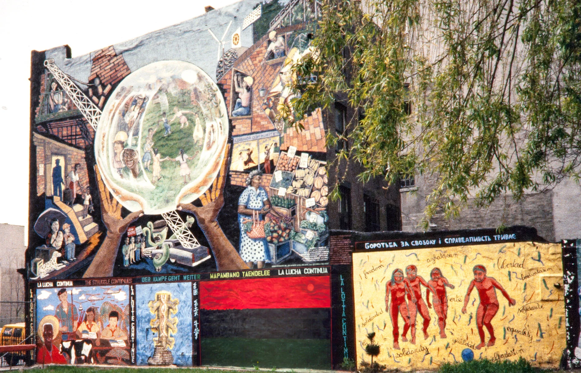 The collective mural and 4 individual murals Photo © Camille Perrottet