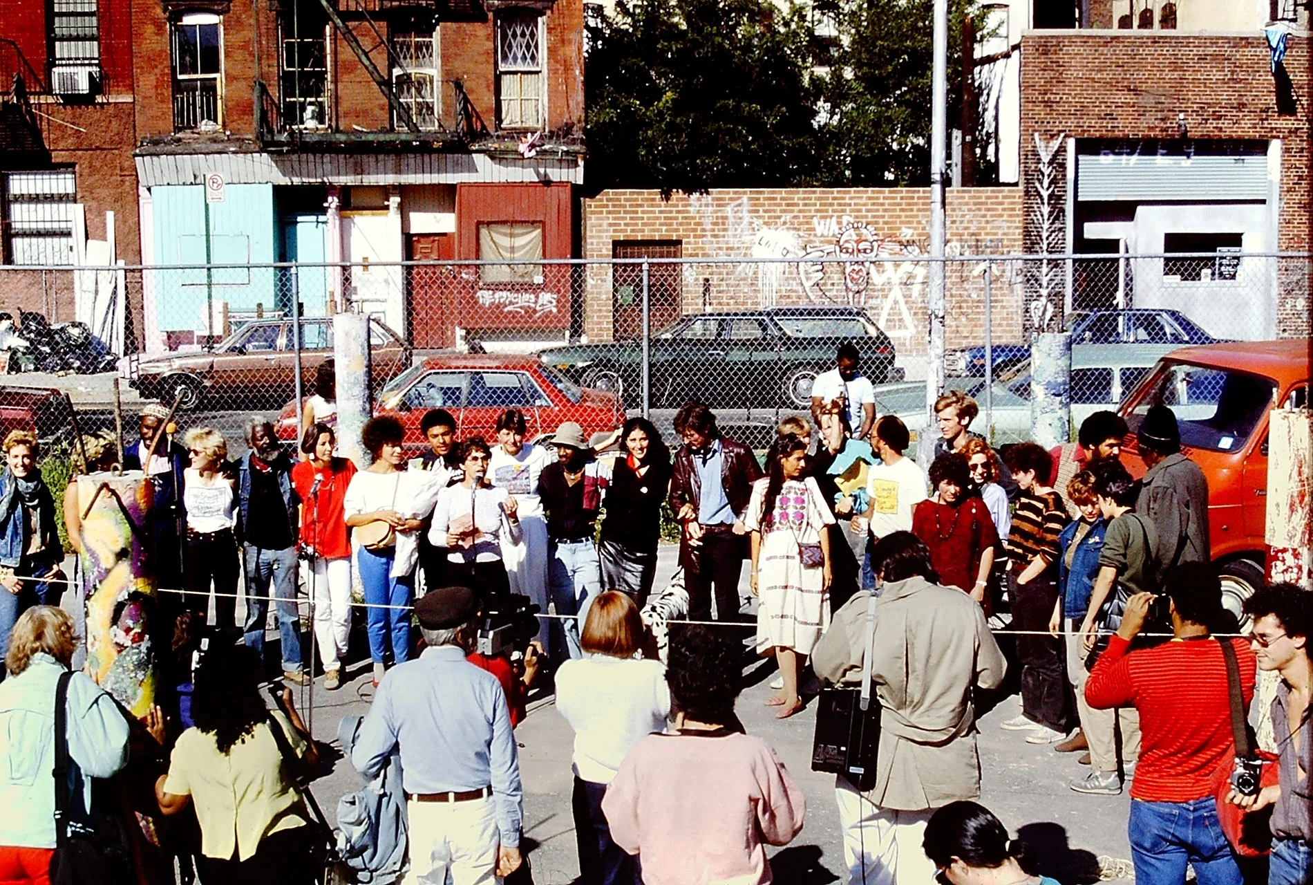 La Lucha muralists Photo © John Hunt