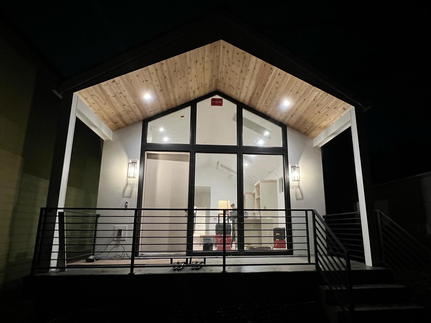 Working late to wrap up a special new build before the holidays!🦉
.
.
.
.
#NightShift #DesignBuild #LakeOswegoBuilder #contractorsofinsta