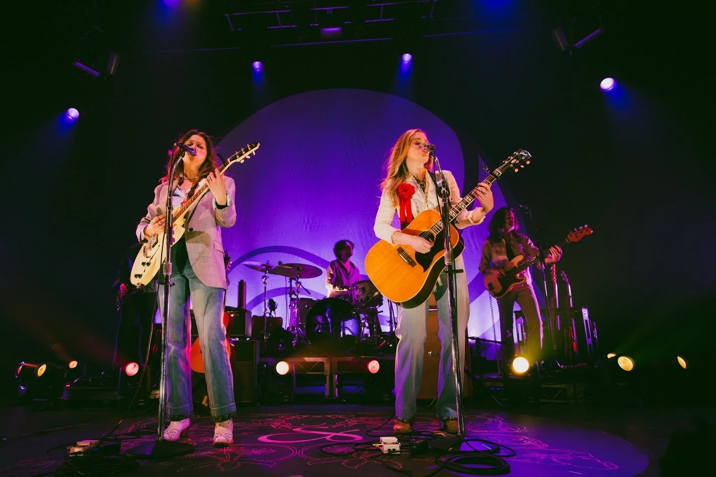 @alyandaj always put on a great show, and the latest gallery from @taygabsphoto is proof 💿 check it out now!