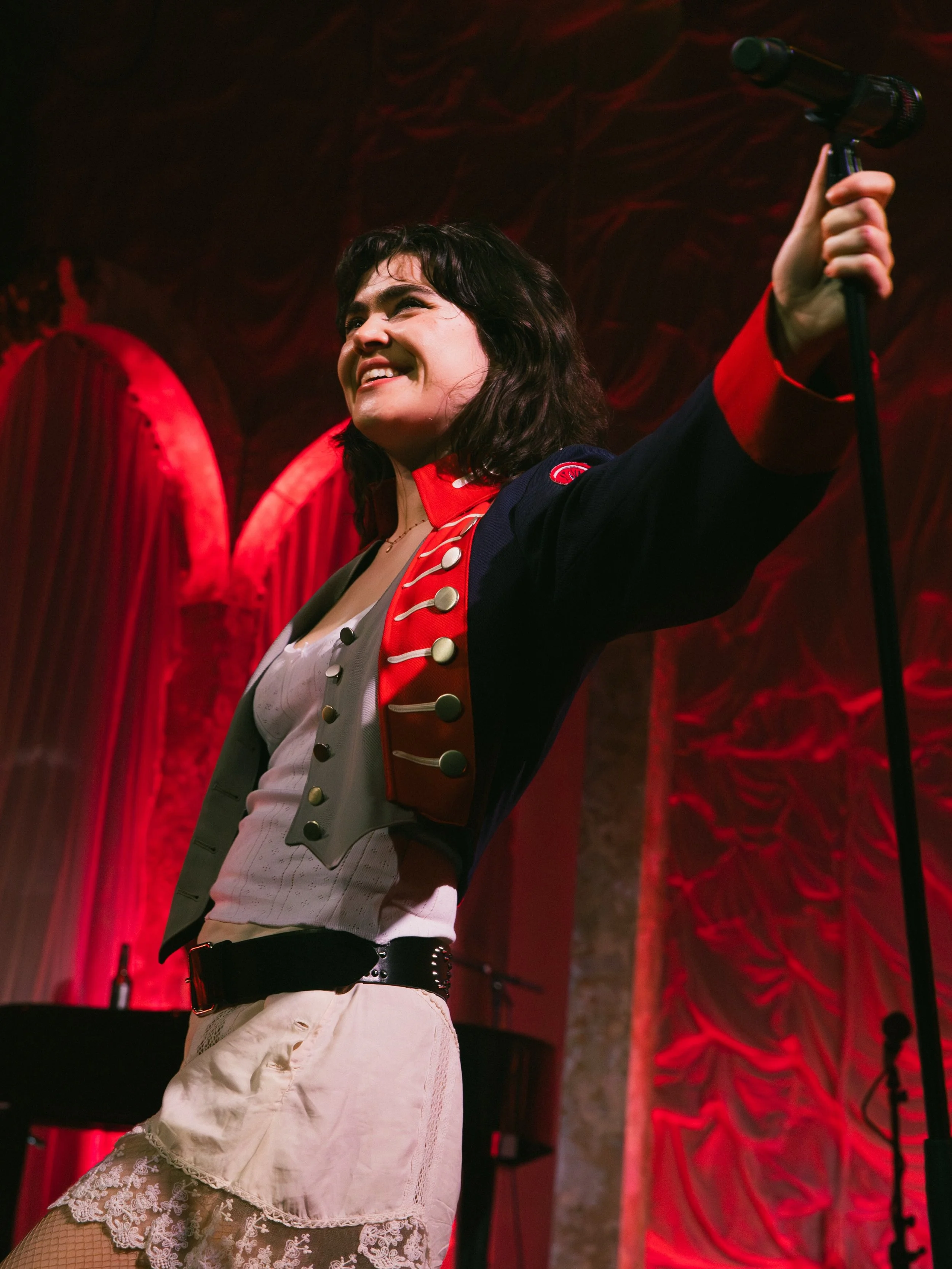 the feminine urge to see @thelastdinnerparty and @florence.road live ❤️ check out the new review and gallery from @tuneswithtay on our site now!!