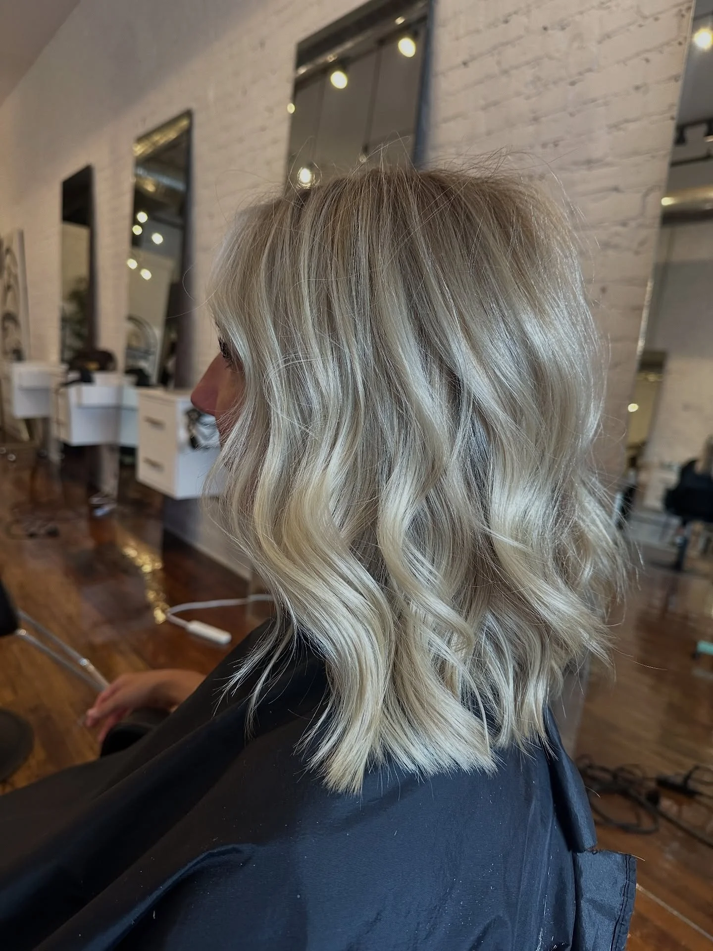 Bright blonde with a soft lived in root π«¦πΈ
Obsessed with making beautiful blends π©‍π³π©πΌ‍π¨π¨
@schwarzkopfusa @schwarzkopfpro don’t get rid of super plus lightener it is the best one you have!!!! π¦π¦π¦
#blonde #blendedcolor #chat