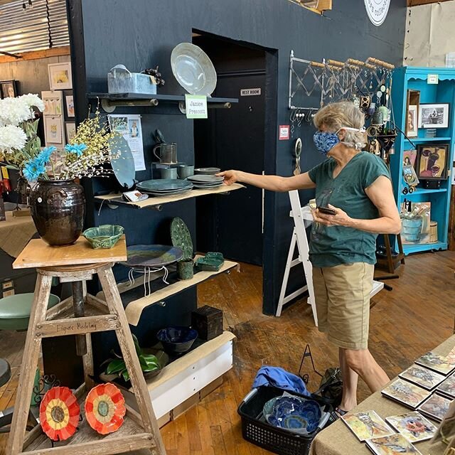 Janice @janiceprescott_wildclover bringing in new pieces today!! Come see us.  We&rsquo;re here until 4. .
.
.
#mymgm #montgomeryalabama #alabamamaker #alabamaartist #handmade #madeinalabama #alabamamade #alabamapottery #pottery #potter #potterywheel