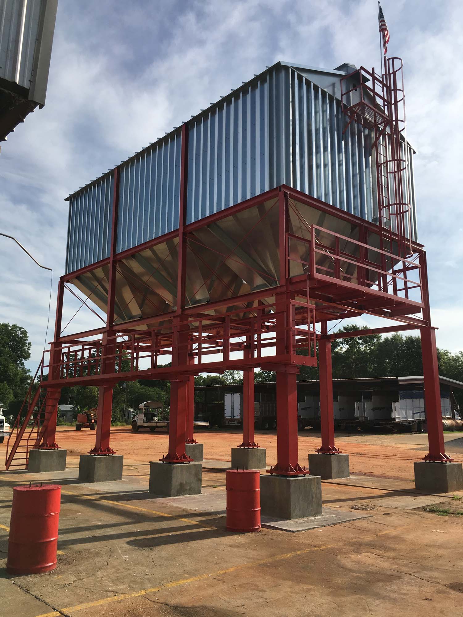 Triple hopper with stairs at opposite end