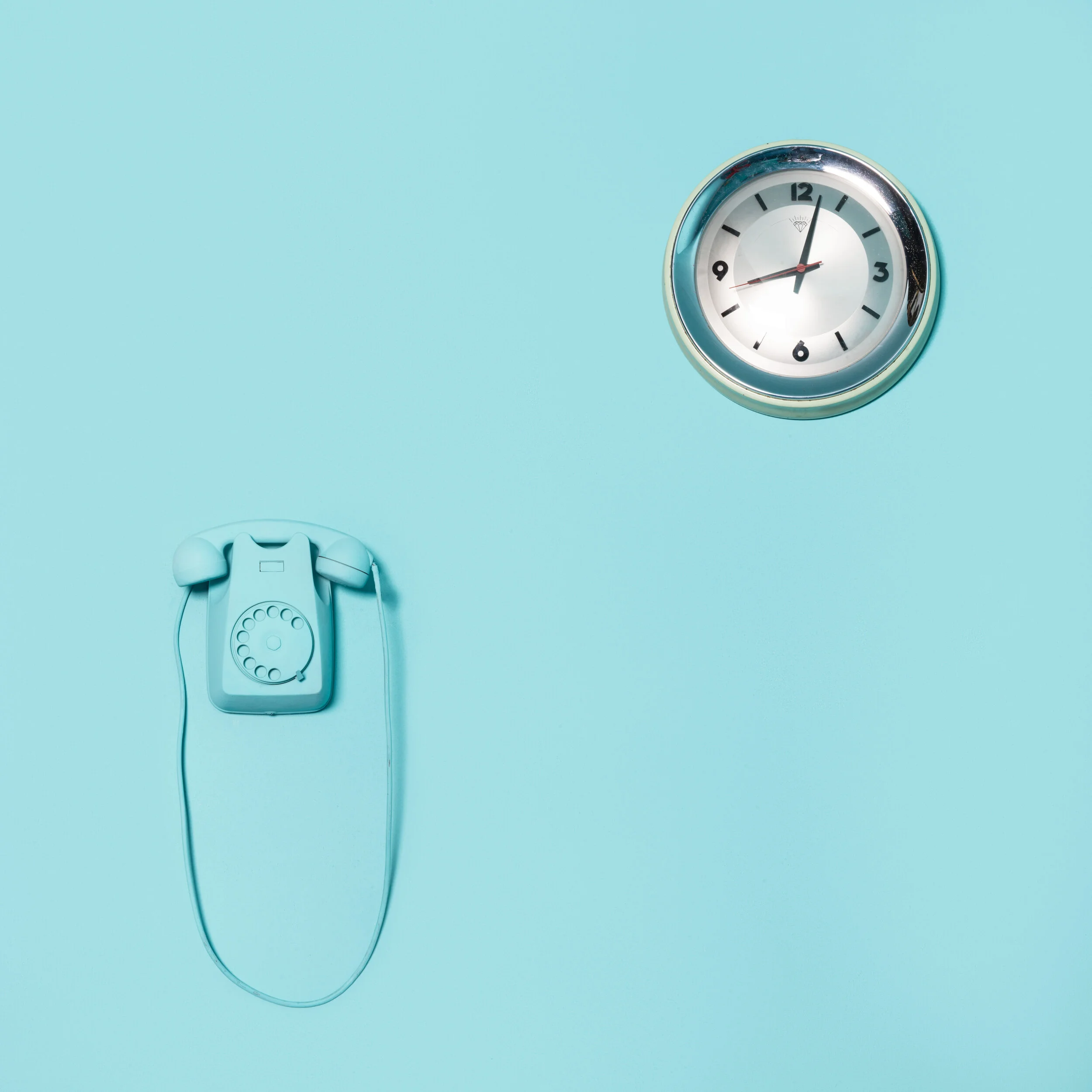 R_TheCrowns-clockphone.jpg