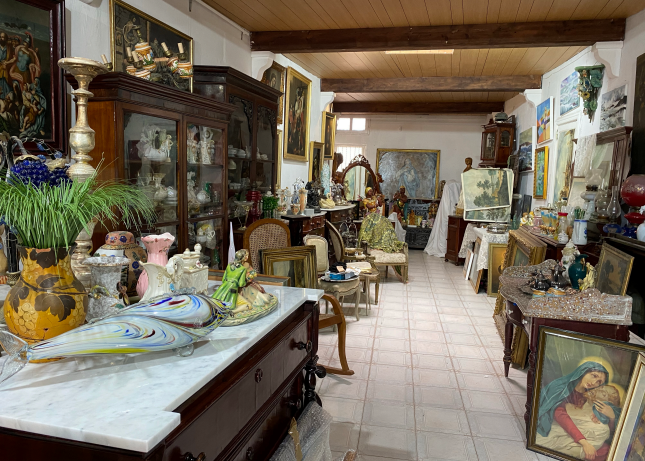 Charlie's Antique Shop.png