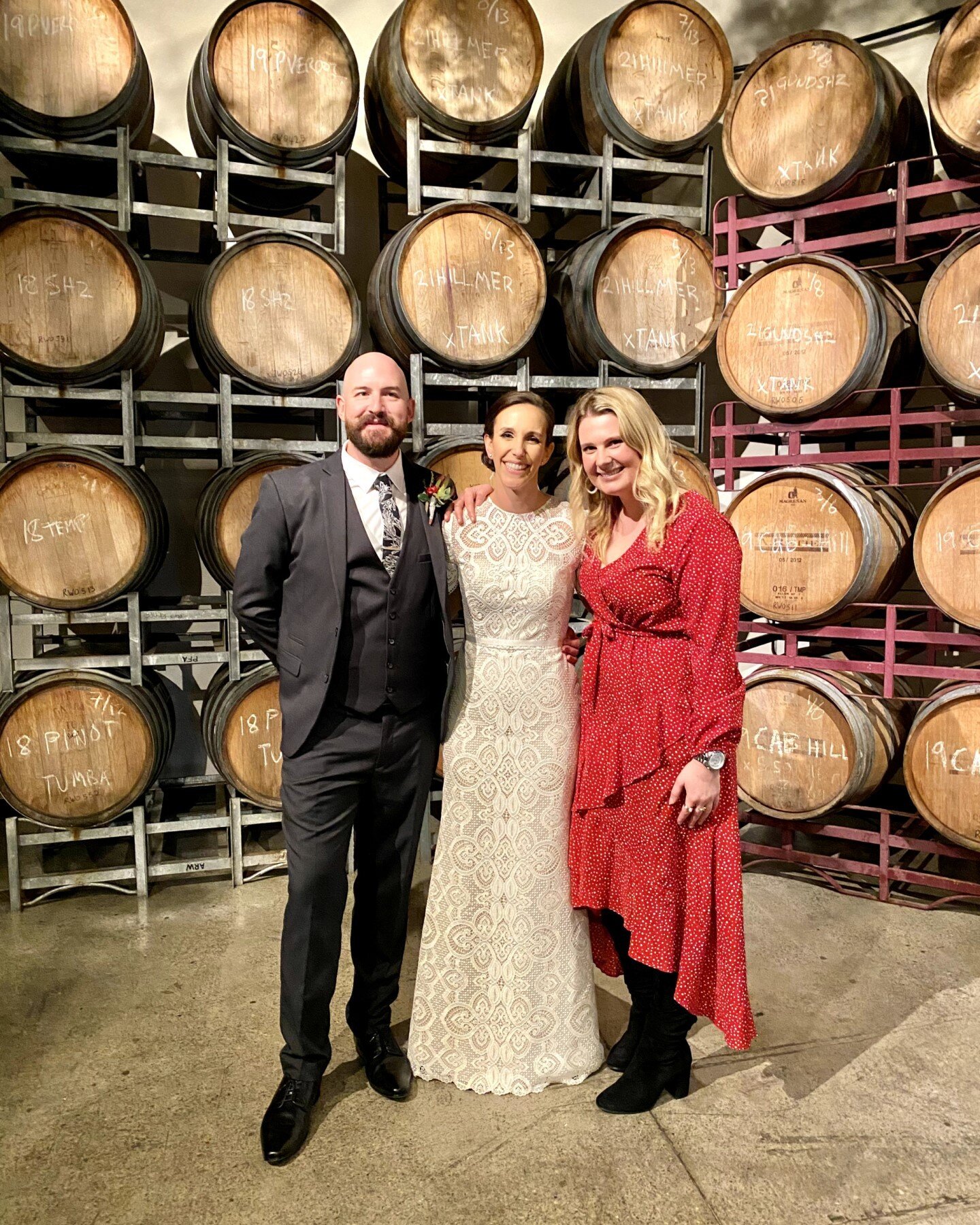 😍 BARRELS OF LOVE 😍

Once in a pink moon (not blue, soz), I won't meet a couple until their wedding day.

In this case, the beautiful Cait and Shan inherited me for their big day after a dear friend (another celebrant) asked me to fill in last minu