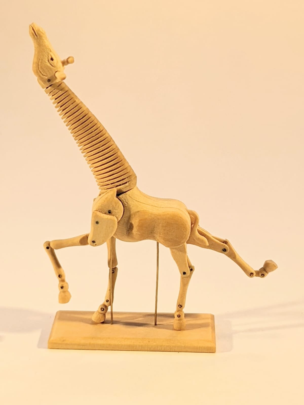artists-model-giraffe-miniature-3.jpg