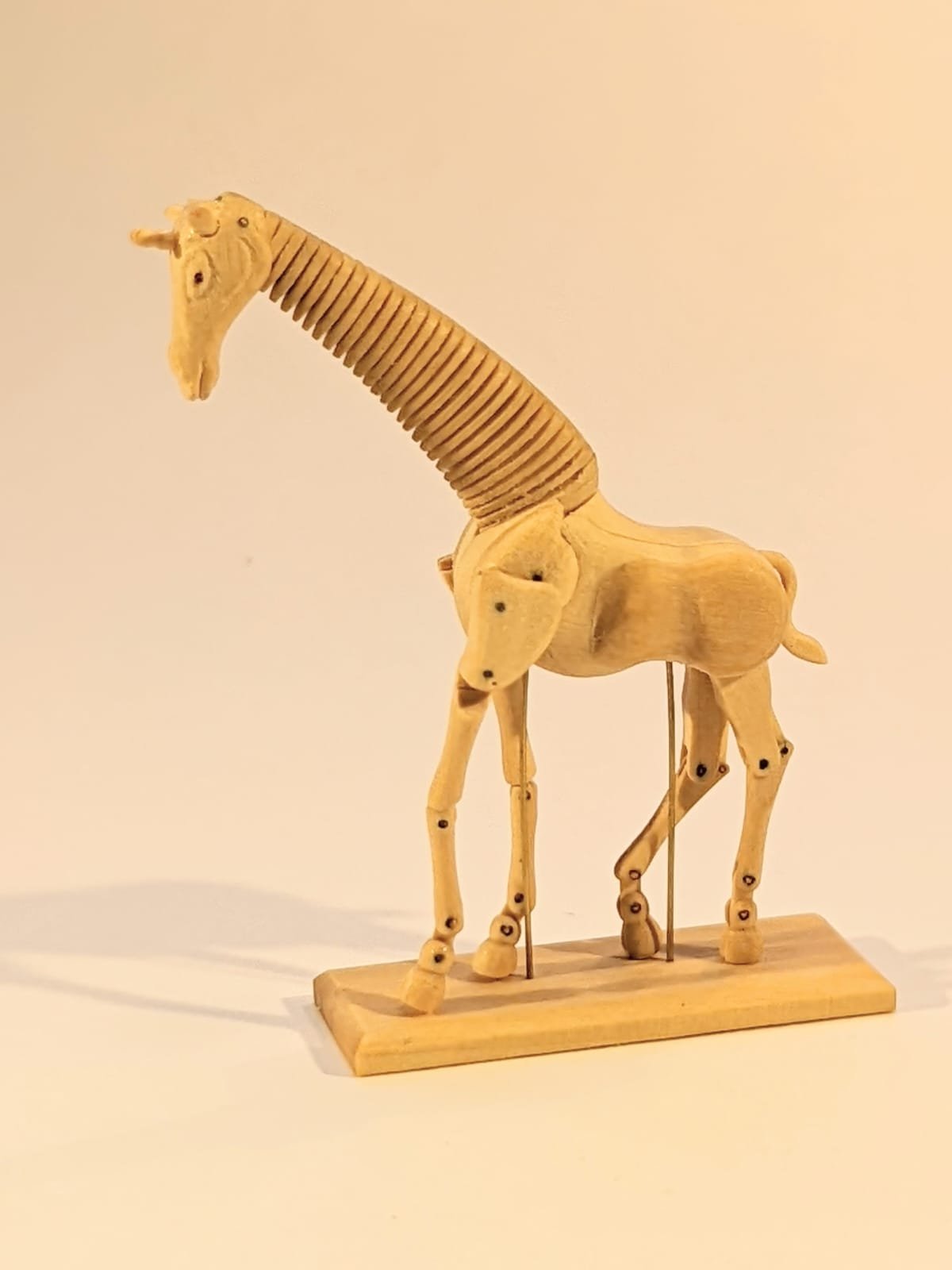 artists-model-giraffe-miniature-7.jpg