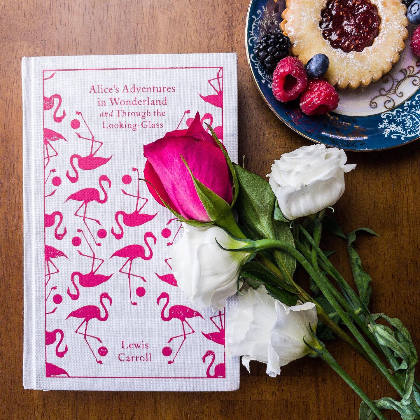 Fighting the sudden urge to schedule an afternoon tea in the library of an enchanted castle... 

[Post 2/2 featuring]
Alice's Adventures in Wonderland and Through the Looking Glass
By Lewis Carroll
Illustrated by John Tenniel
Designed by  Carolie Bic