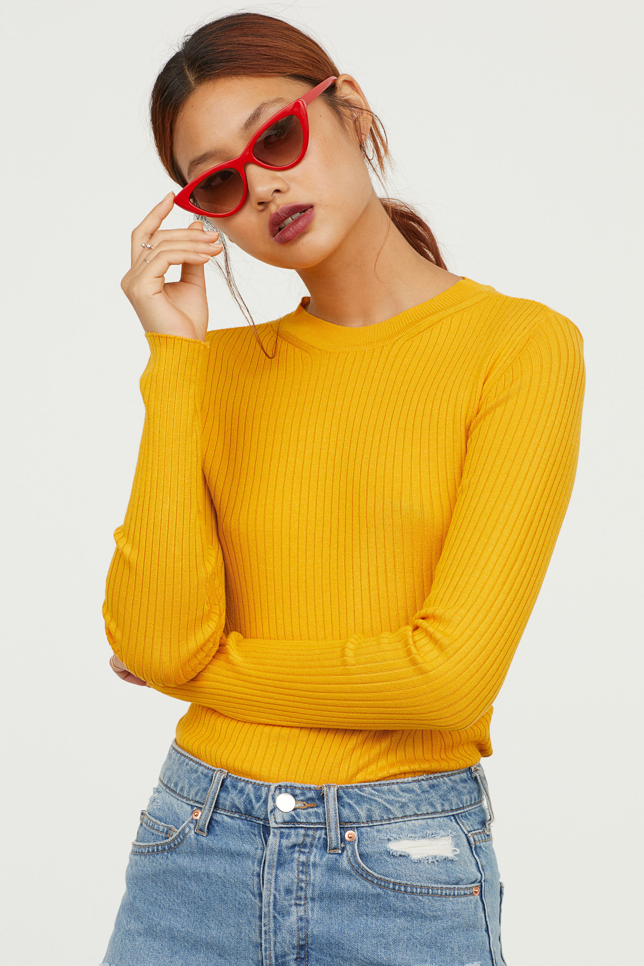  Heavy knit top with travelling rib details at neckline and waist 