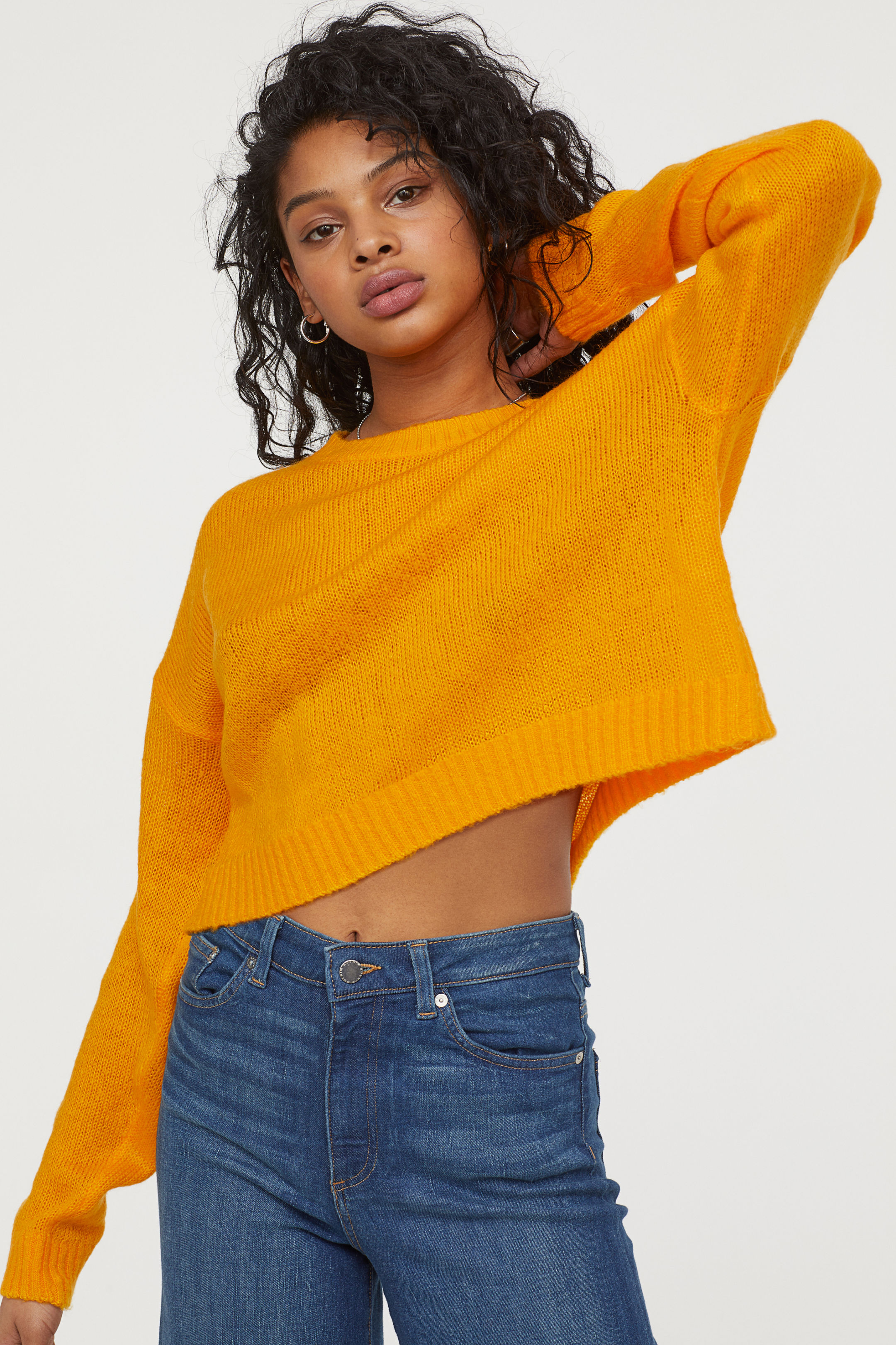  Basic heavy knit sweater with dropped shoulders and cropped length 