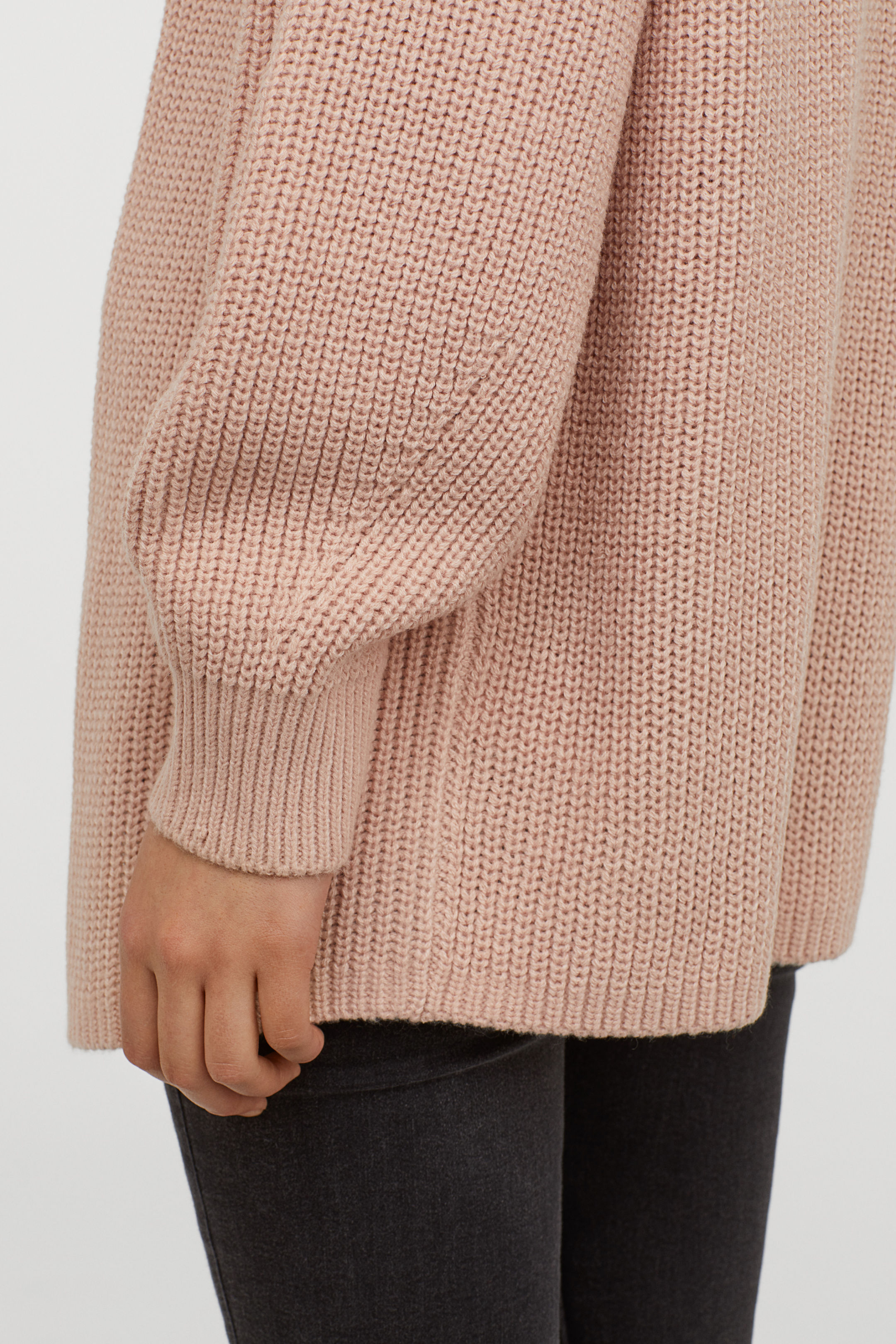  Heavy knit cardigan with sleeve shaped with travelling rid details 