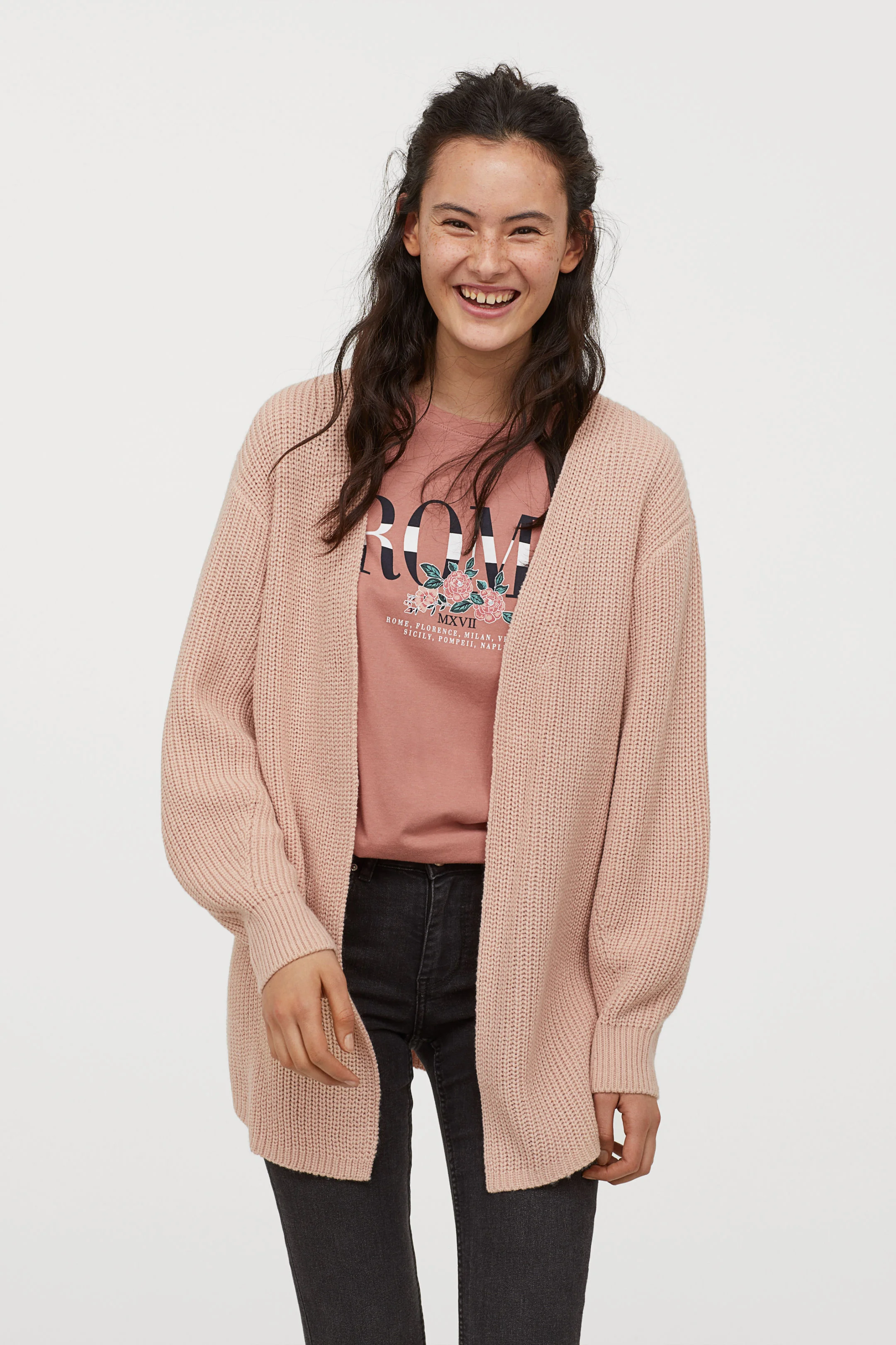  Heavy knit cardigan with sleeve shaped with travelling rid details 