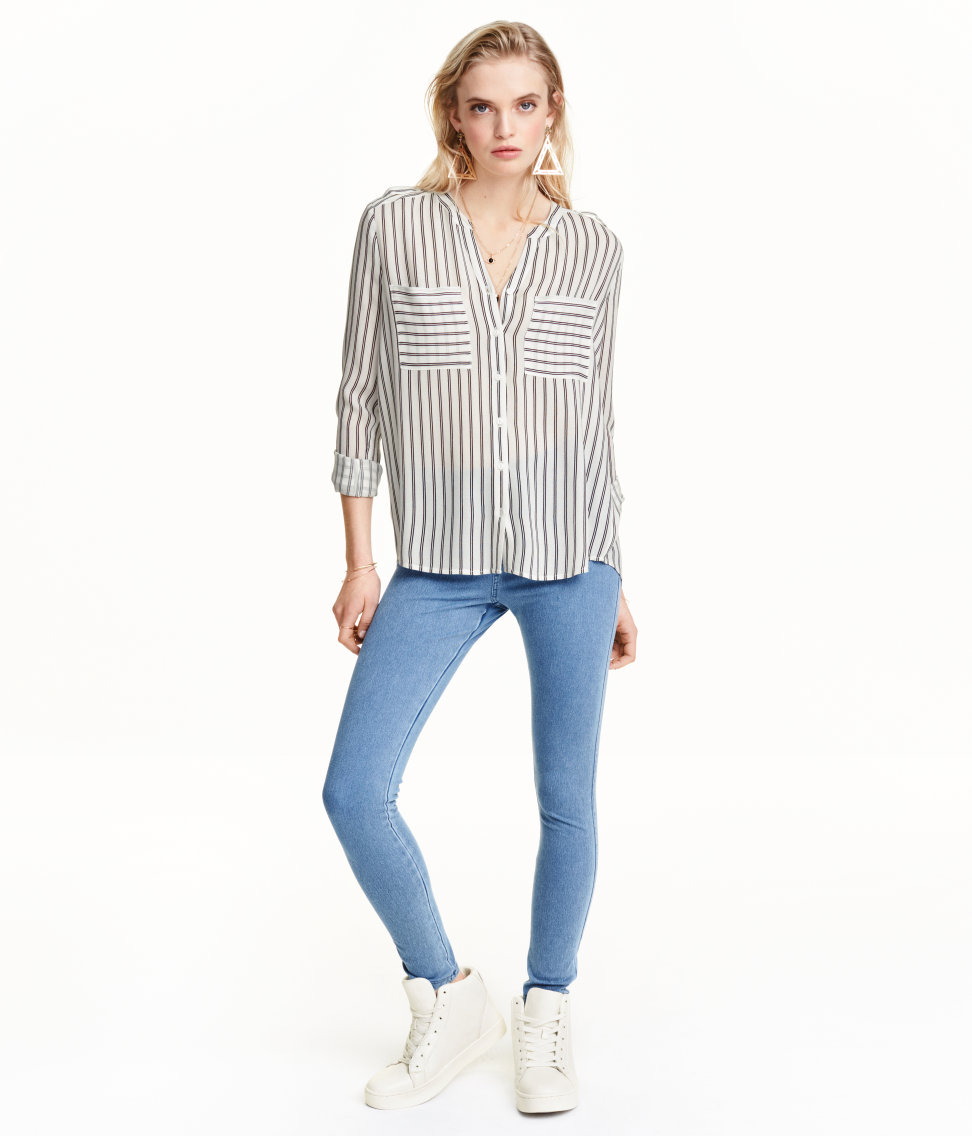  Woven shirt with front pockets and normal straight fit 
