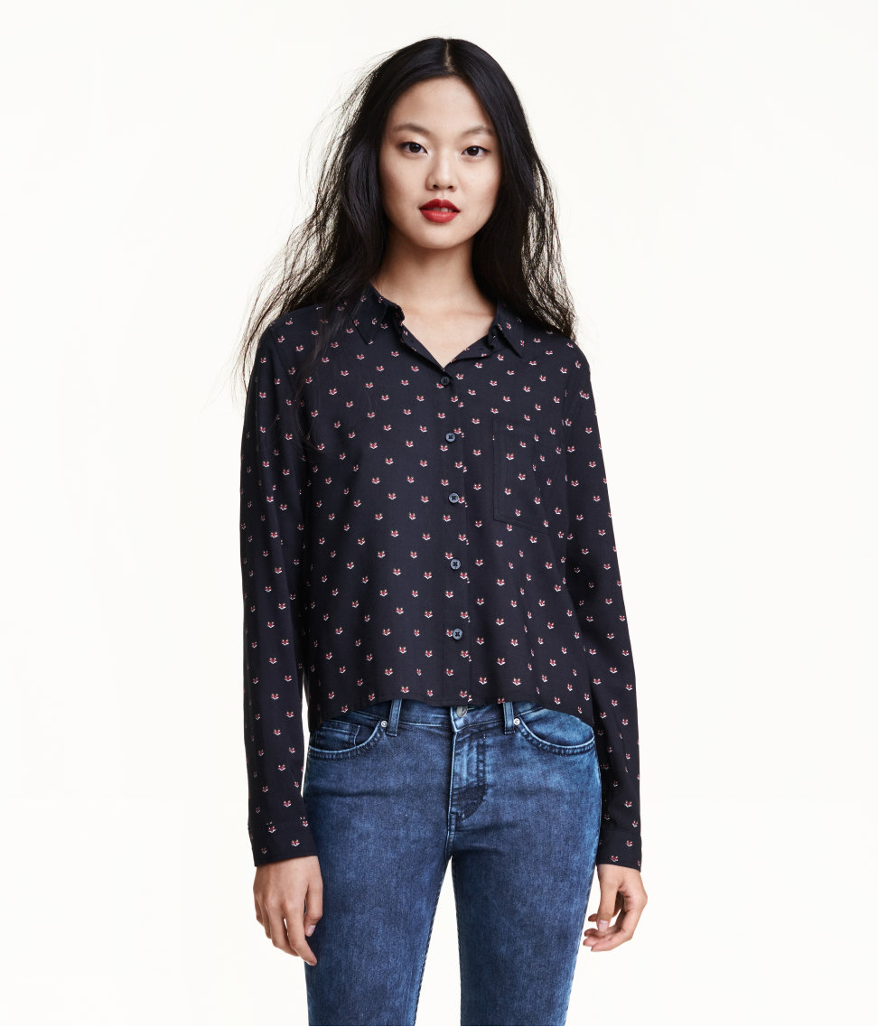  Woven shirt in boxy fit and cropped length 