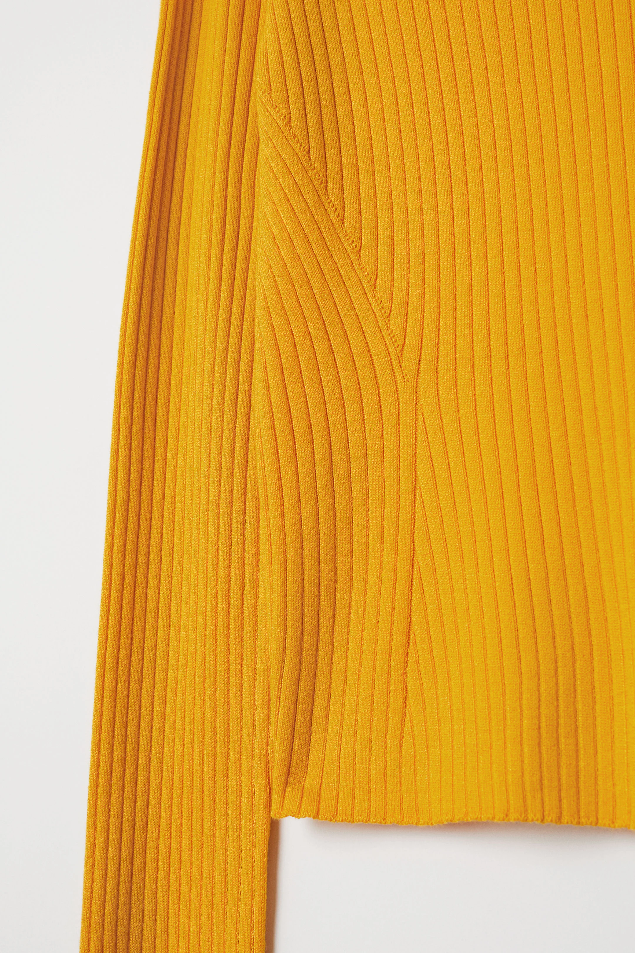  Heavy knit top with travelling rib details at neckline and waist 