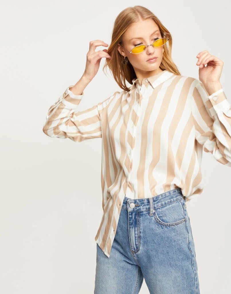  Basic woven  shirt in straight relaxed fit 