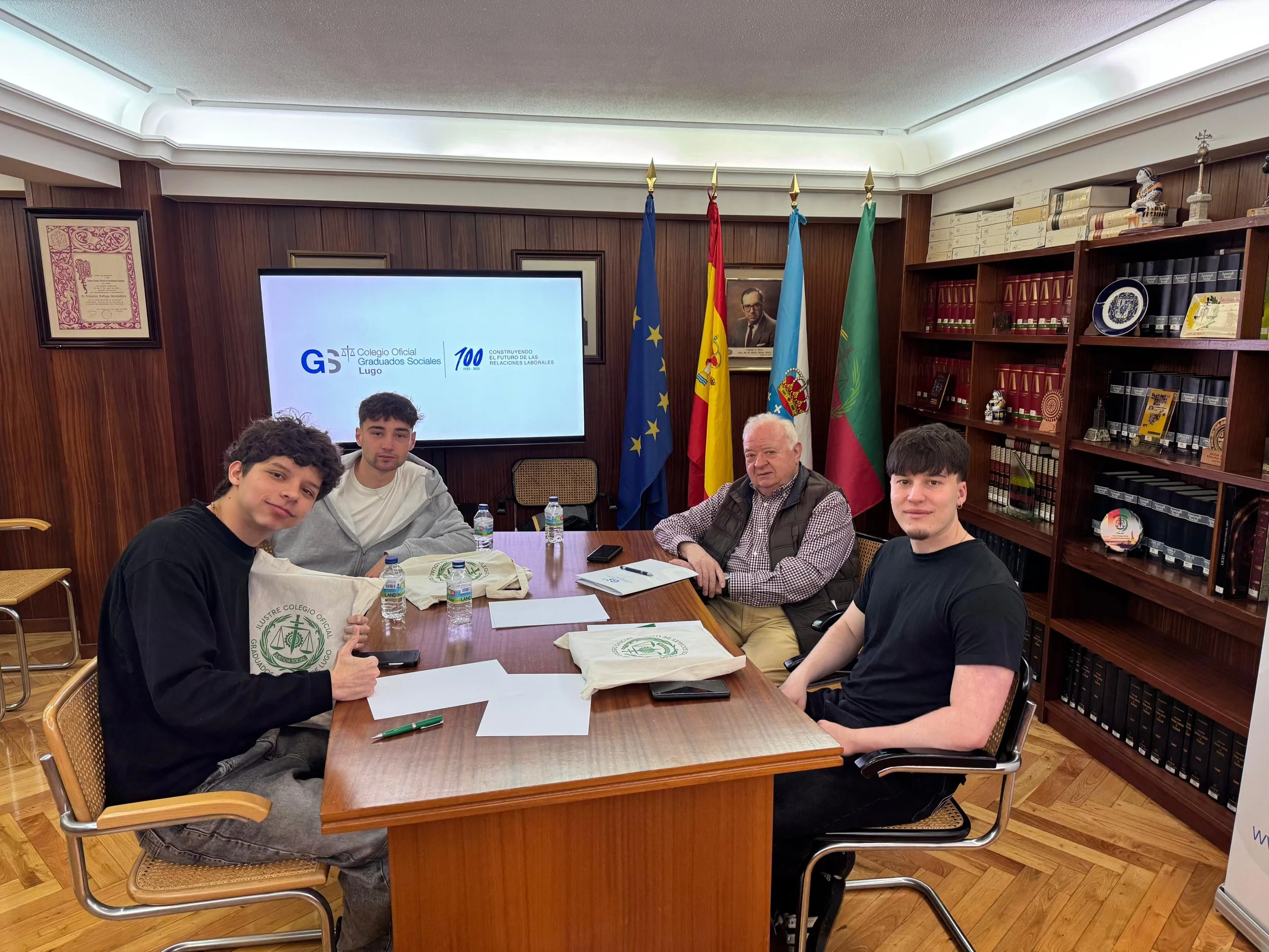 EL COLEGIO DE GRADUADOS SOCIALES DE LUGO RECIBE A ESTUDIANTES DE LA ESCUELA DE RELACIONES LABORALES PARA UNA ENTREVISTA ACADÉMICA SOBRE DERECHO ADMINISTRATIVO