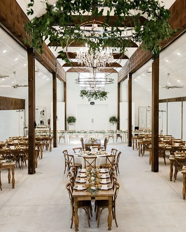 Swoon-worthy 🌿 Hanging greenery, farm tables, subtle vintage details = all the heart flutters! ⠀⠀⠀⠀⠀⠀⠀⠀⠀
⠀⠀⠀⠀⠀⠀⠀⠀⠀
Venue: @chandleroaksbarn⠀⠀⠀⠀⠀⠀⠀⠀⠀
Photo: @viktoriyachuprov.photo⠀⠀⠀⠀⠀⠀⠀⠀⠀
Florals: @MaliaFloralDesign⠀⠀⠀⠀⠀⠀⠀⠀⠀⠀⠀⠀
⠀⠀⠀⠀⠀⠀⠀⠀⠀
#summerwed