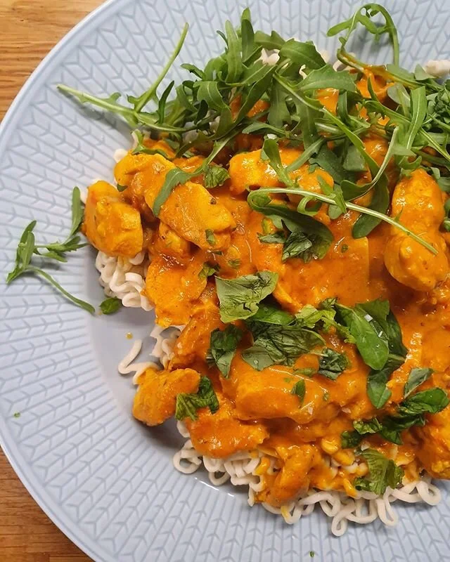 Kycklingfil&eacute;er stekta med r&ouml;d curry och nudlar 👌