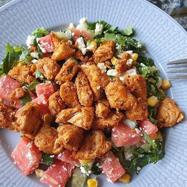 Vi har haft lite sommarv&auml;rme h&auml;r senaste dagarna s&aring; varf&ouml;r inte kalla in  en av sommarens h&auml;rligaste r&auml;tter t&auml;nker jag?

Kycklingfil&eacute; med en stor fetaost &amp; melonsallad 💪🤩