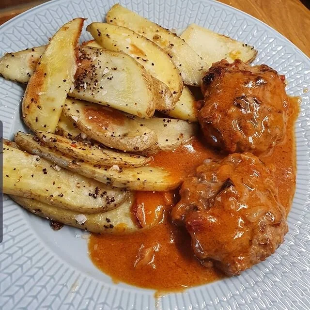 Kalvf&auml;rsbiffar i tomats&aring;s med klyftpotatis 💪 Simpel men riktigt god m&aring;ltid med gott av protein och bra kolhydrater