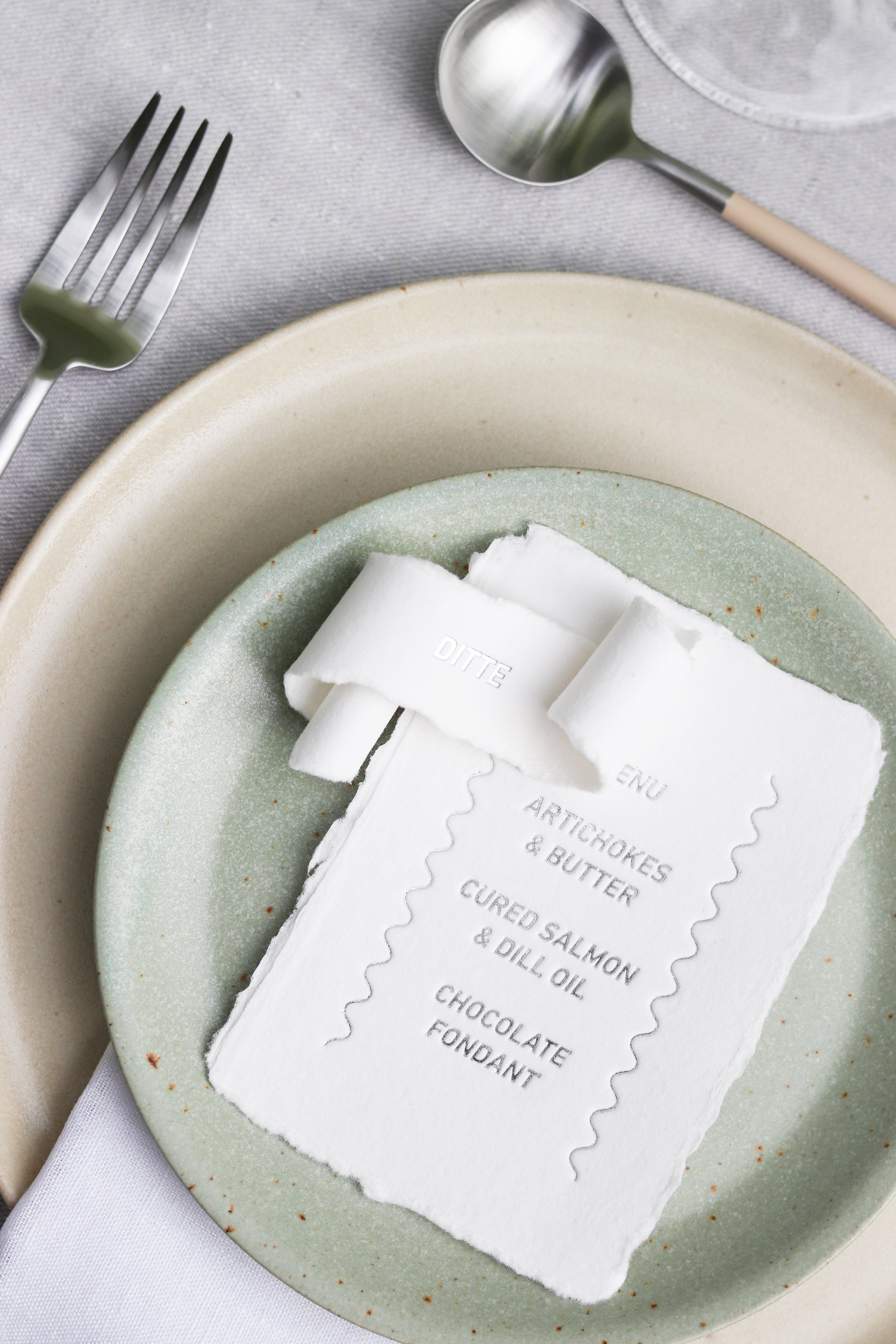 ivory beige og grøn borddækning_a table story_lej service til bryllup og konfirmation (20 of 35).jpg